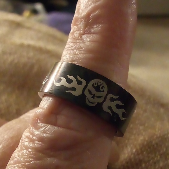 Jewelry - ❤️3/$10❤️ NWT Stainless Steel Black Ring Punk Style Skull Pattern Ring - Size 9